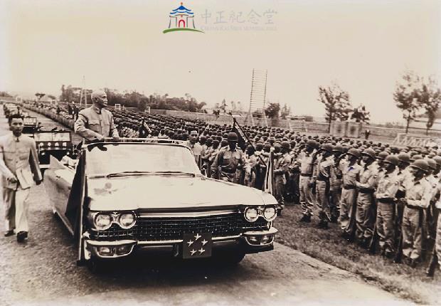 蔣中正總統搭乘總統座車檢閱部隊藏品圖，第1張